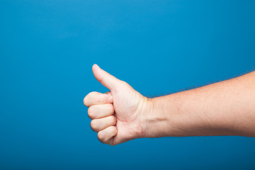 Mano, dedos de la mano, pulgar, mano haciendo señales y expresando o señalando números con los...