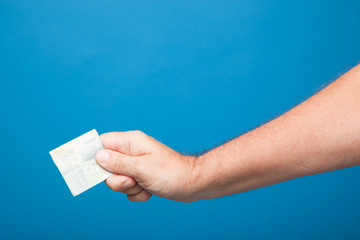Dinero en la mano de una persona, acción de pagar o de cobrar o de invertir, quizás son los...