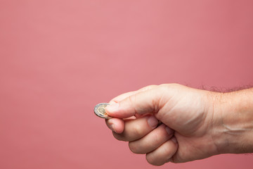 Acción de tener dinero en la mano, billetes de Euro. Acción de entregar dinero por la compra de algo. Entrega de monedas de Euros, Limosna, caridad. 