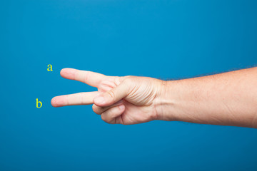 Haciendo señales con la mano derecha, haciendo números, uno, dos, tres, cuatro, cinco, haciendo señales con la mano