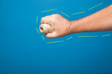 Rollo de cordel o de cuerda sujeto por la mano de una persona, mano derecha sujeta rollo de cordel...