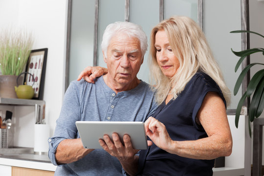 COUPLE SENIOR AVEC TABLETTE