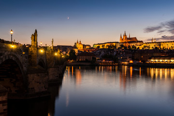 Praga nocą - widok na Most Karola, Hradczany i katedrę