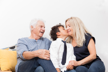 GRANDS PARENTS AVEC LEUR PETIT FILS