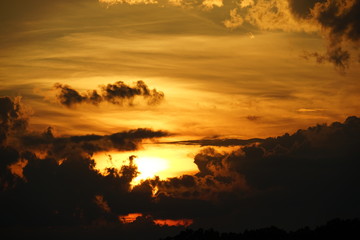 Obraz premium Brilliant Orange and Gold Sunset with Clouds