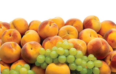 Fototapeta na wymiar Melocotones y uvas. Peaches and grapes.