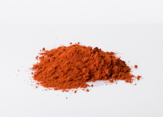 pimentón molido, especié sobre fondo blanco, condimento. ground paprika, specie on white background, seasoning.