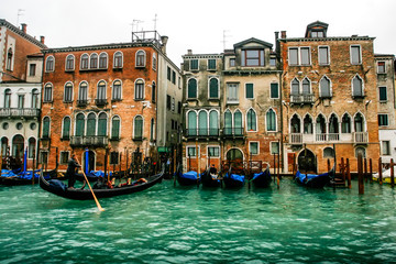 Obraz premium Gondolier on gondola on the Grand Canal in Venice, Italy. April 2012 Rainy day
