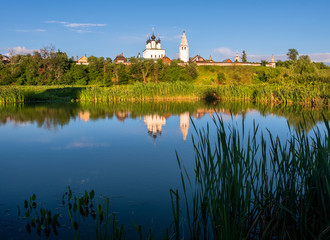 Fototapeta na wymiar Reflection in the water of an ancient monastery in the city of Suzdal. The beauty of the Russian province.