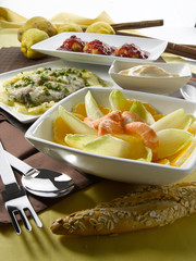 Ensaladas variadas de verdura y pescado