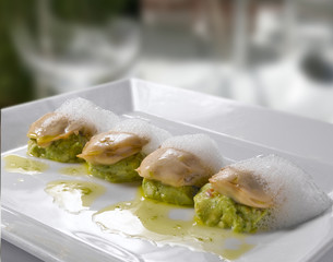 Vieiras con aguacate. Scallops with avocado.
