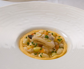 Crema de pescado con verduras, vista cenital. Fish cream with vegetables, overhead view.