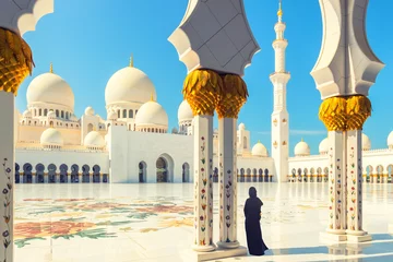 Selbstklebende Fototapete Abu Dhabi Frau trägt Abaya-Kleid an der Sheikh-Zayed-Moschee, Abu Dhabi, Vereinigte Arabische Emirate?