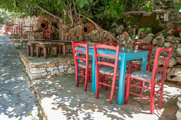 Roter Stuhl griechische Taverne auf Naxos Filoti - obrazy, fototapety, plakaty