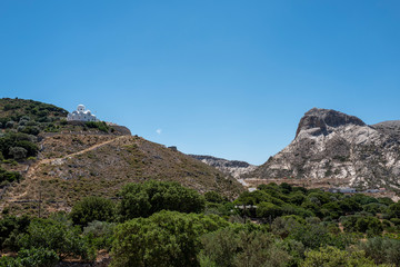 Fototapeta na wymiar Klöster auf kykladen Insel Naxos mit hohen Bergen