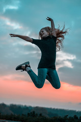 frohes springendes M&auml;dchen