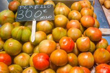 Fresh tomatoes on market stall