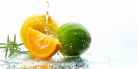 Zitronen und Limetten 