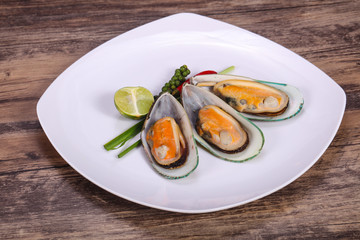 Half mussels with lime and pepper
