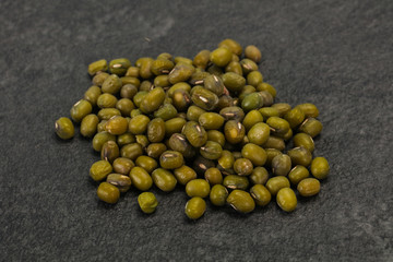 Dry raw beans mung for cooking