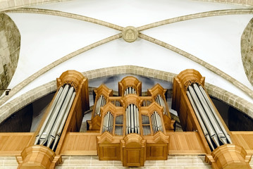 Large organ with metal pipes inside a church to play solemn pieces during religious liturgy.