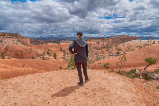 Woman looking over hoodoos at Bryce canyon national park
