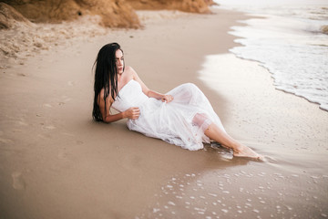 Fototapeta na wymiar beautiful young woman enjoying a day at the beach