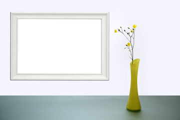 Kwiat w żółtym wazonie i rama obrazu na ścianie, reklama, tekst.