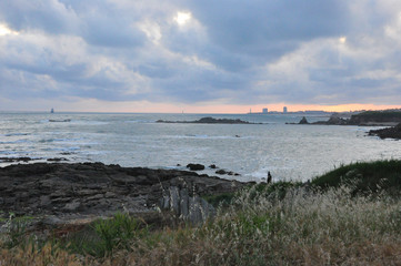 Obraz premium Coucher de soleil sur l'océan Atlantique aux Sables d'Olonne (Vendée, France)