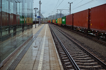 Fototapeta na wymiar Bahnsteig