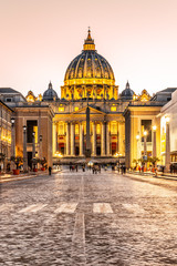 Fototapeta premium Watykan nocą. Podświetlana kopuła Bazyliki św. Piotra i Placu św. Piotra na końcu Via della Conciliazione. Rzym, Włochy