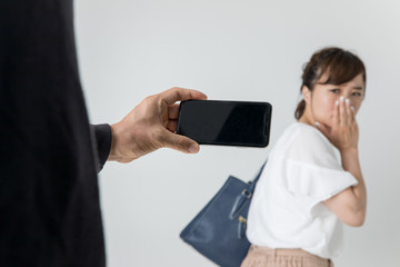 女性を盗撮する男性