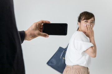女性を盗撮する男性