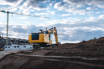 Bagger mit Wolken im Himmel