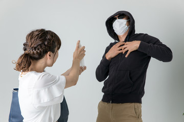 犯罪者に防犯スプレーをかける女性