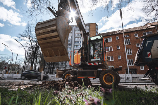 Bagger im Sonnenlicht auf Baustelle