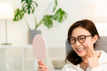 美容　イメージ　鏡