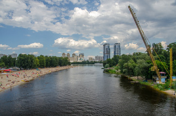 Obraz premium Plaża nad Dnieprem w pobliżu kompleksu Hydroparku z apartamentowcami w tle, Kijów, Ukraina