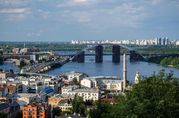 Obraz premium Most Podolsko-Woskresenski w trakcie budowy, Kijów, Ukraina