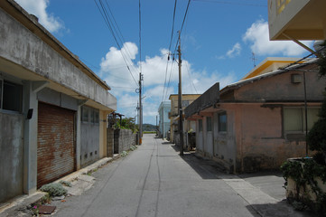 南国沖縄の漁師町の小道