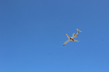 avião voando no céu