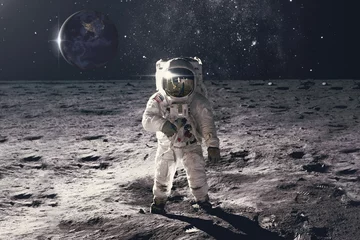 Foto op Plexiglas Voor hem Astronaut op rotsoppervlak met ruimteachtergrond. Elementen van deze afbeelding geleverd door NASA