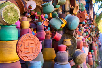 Obraz premium Local pottery craft shop on small street of Ubud, Bali. A lot of clay pots hang on strings as abstract background. Shallow focus