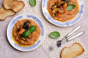 Red lentils with fried seafood