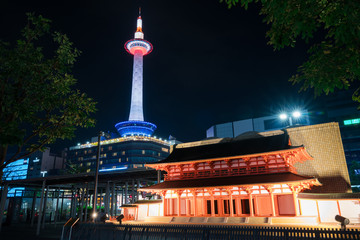 京都　京都タワーと羅城門の復元模型　夜景