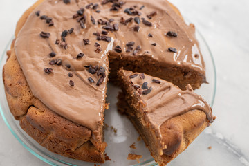 Fototapeta na wymiar Homemade bakery cake : chocolate fudge cake decorated with chocolate curl
