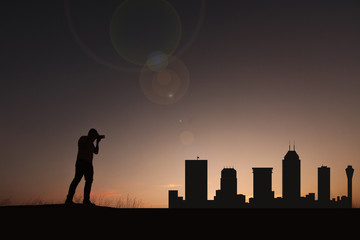 Fototapeta premium Traveler in front of Indianapolis city skyline