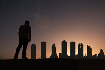 Traveler facing the skyline of the city of Dallas in the United States