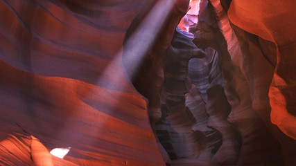 a sun beam hits the wall in upper antelope canyon