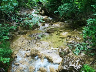 wilder Wasserfall in den Alpen
